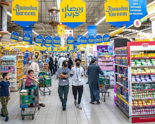 المتسوقون يشترون المنتج قبل عيد الفطر في الخالدية مول في أبو ظبي - بالصور